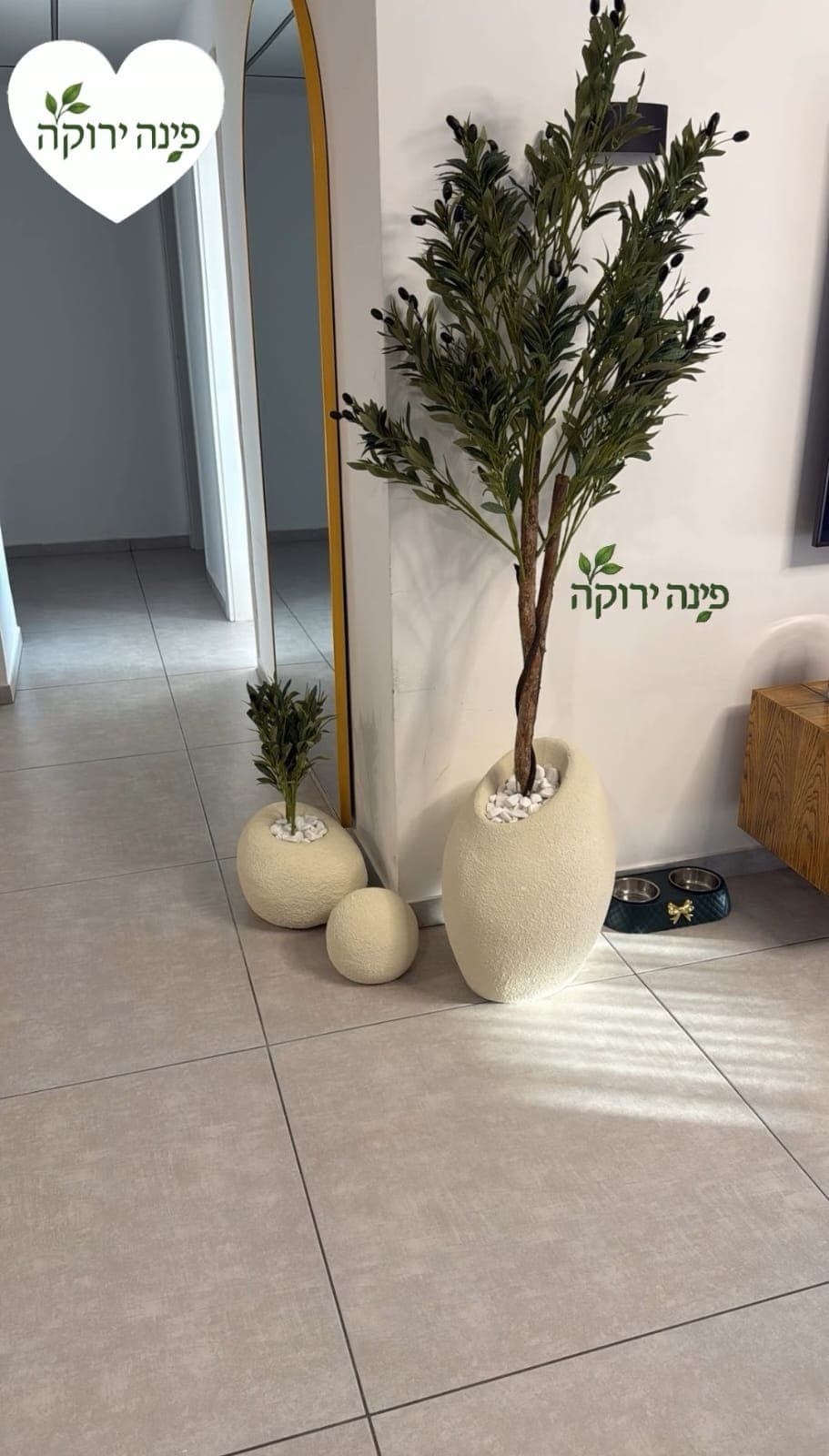 סט זוג כדים בהירים וכדור נוי